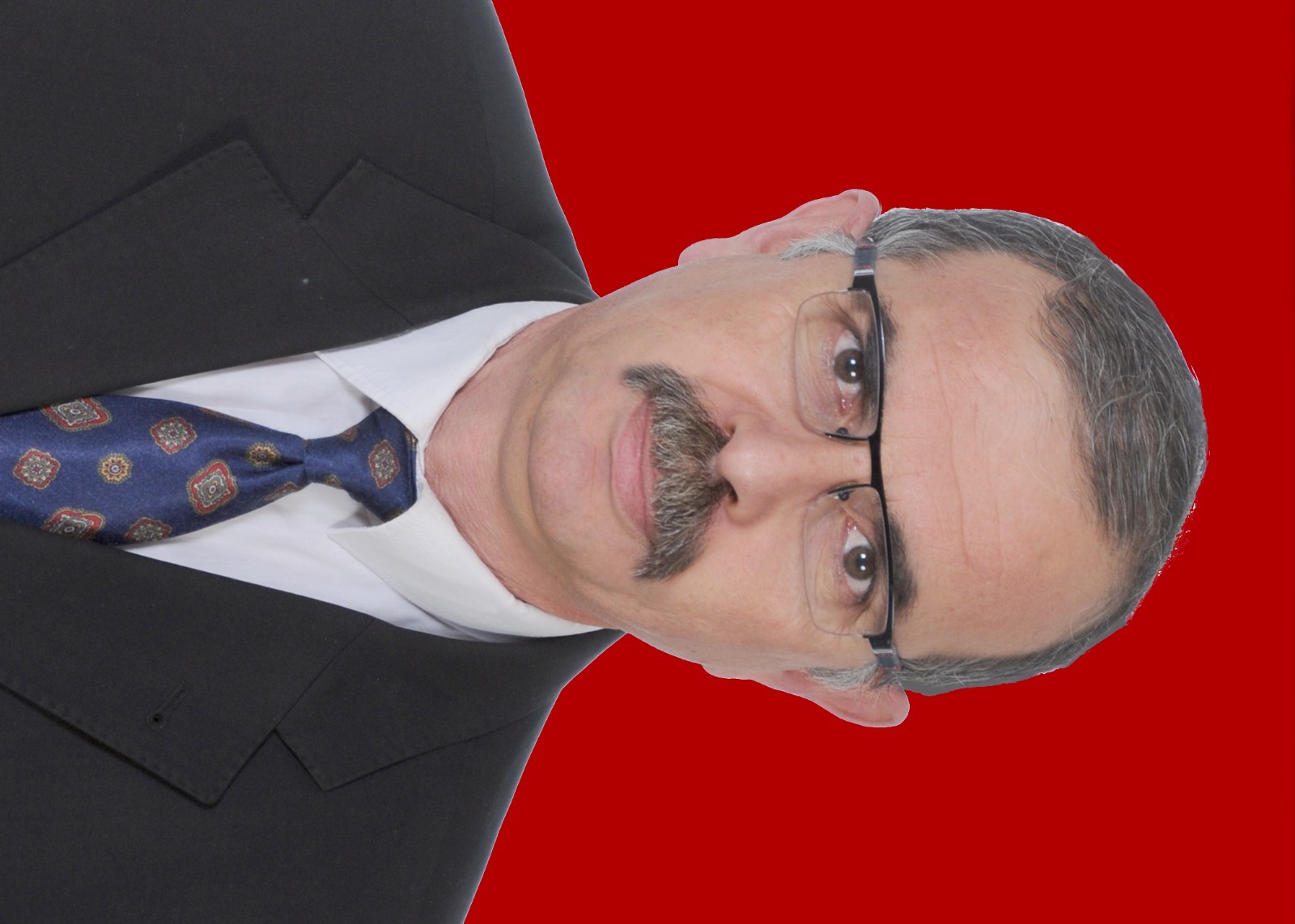 Genç kadın sigorta danışmanı, enerjik, mor ofis ortamında, modern giyim